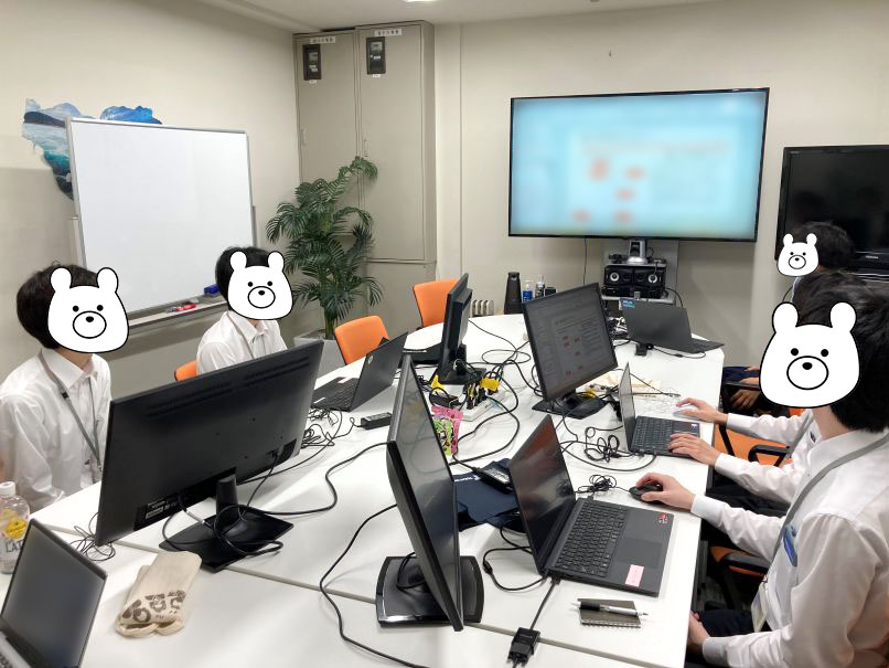 要件定義や設計に取り組む学生の様子