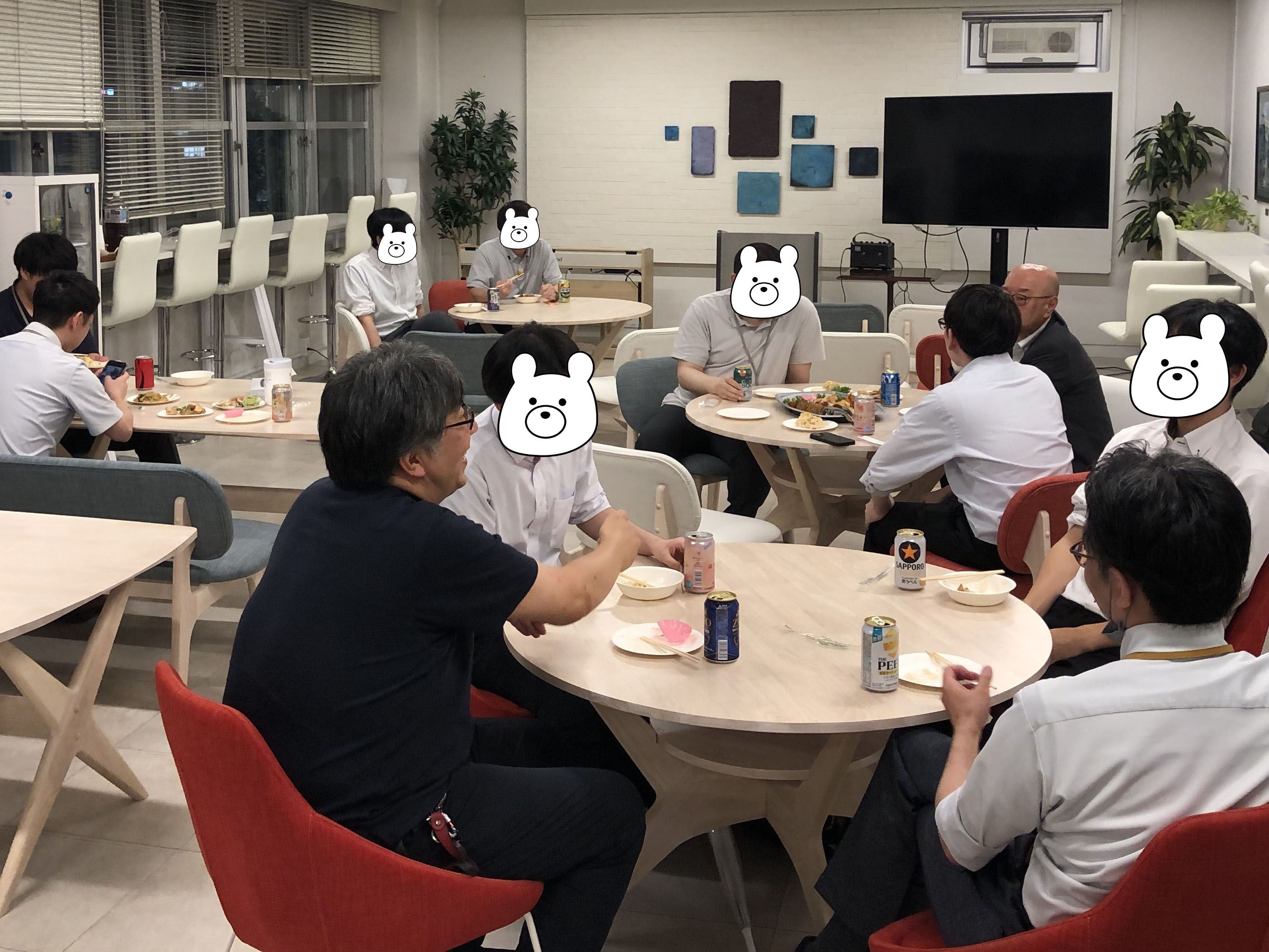 部署を越えてAI活用について意見を交わす社員