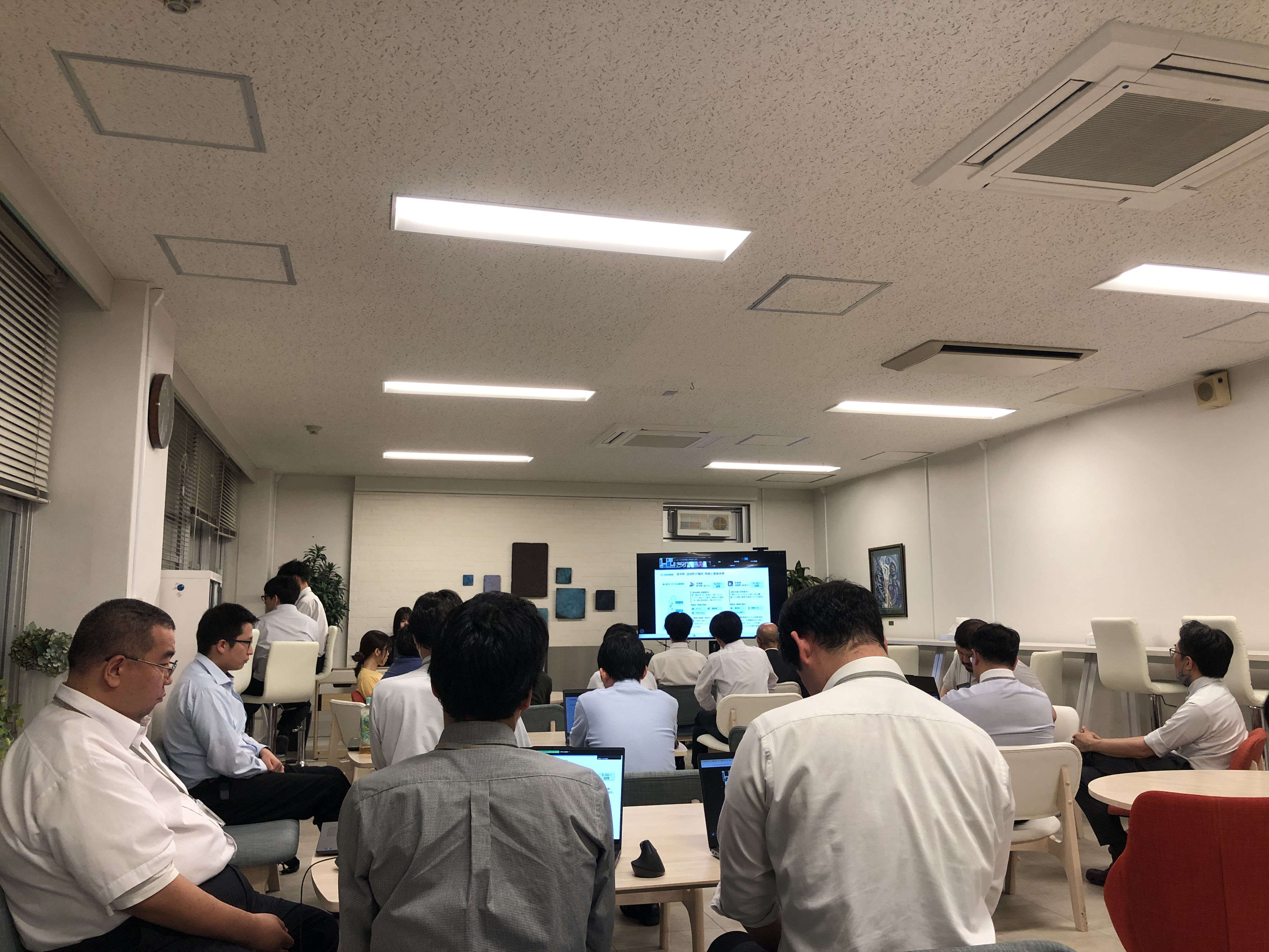 北海道の中小企業と自治体におけるAI活用について説明するシステムコンサルティング本部 青木